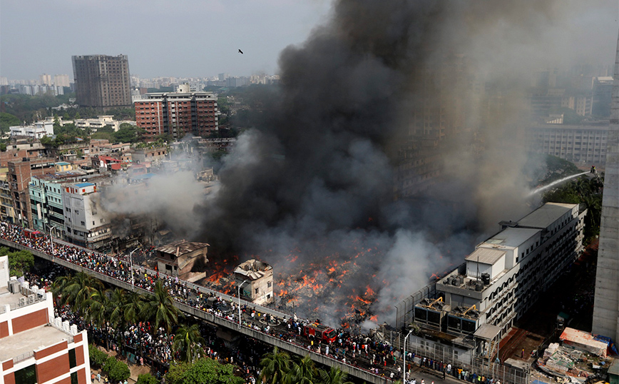Υπό έλεγχο τέθηκε η φωτιά που είχε ξεσπάσει στη μεγαλύτερη αγορά ρούχων στο Μπαγκλαντές