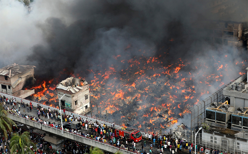 Κόλαση φωτιάς σε αγορά με 3.000 καταστήματα στο Μπανγκλαντές &#8211; «Έχασα τα πάντα»
