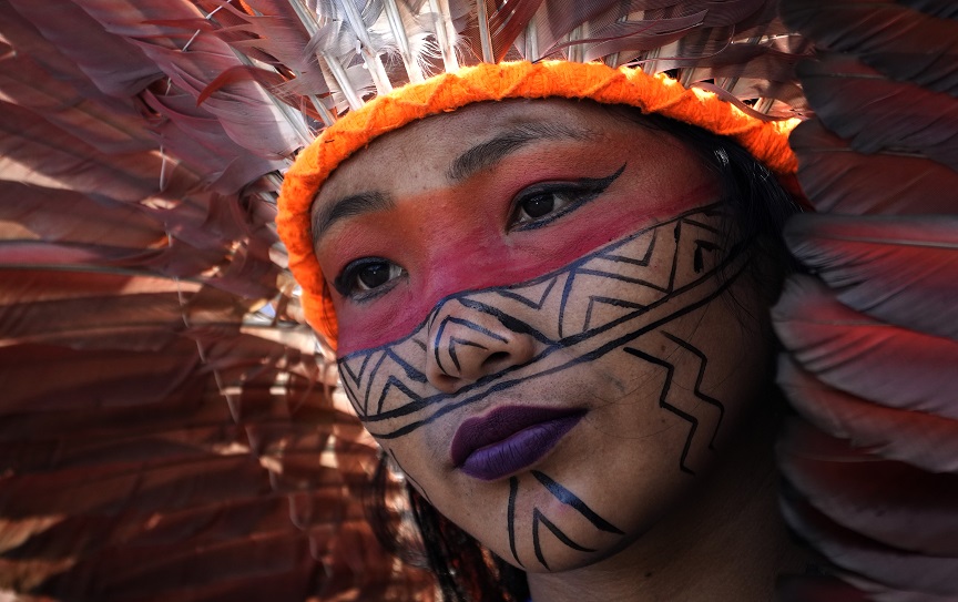 Βραζιλία: Χιλιάδες ιθαγενείς κατασκήνωσαν στην πρωτεύουσα ζητώντας την προστασία των περιοχών τους από την παράνομη αποψίλωση και εξόρυξη χρυσού