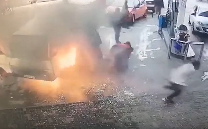 Τρομακτικό βίντεο με τις στιγμές που βανάκι πιάνει φωτιά σε βενζινάδικο &#8211; Απελπισμένοι βγαίνουν από τα παράθυρα