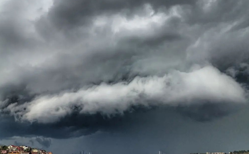 Εντυπωσιακές εικόνες από σπάνιο φαινόμενο στην Κωνσταντινούπολη: Τεράστιο σύννεφο βύθισε την πόλη στο σκοτάδι