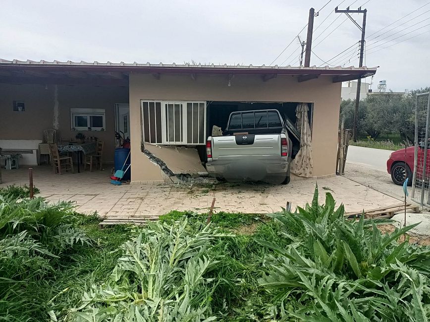 Οδηγός αγροτικού οχήματος εισέβαλε σε σπίτι στο Ηράκλειο