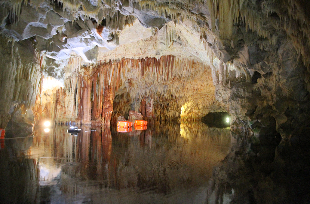 Σπήλαιο Διρού: Ένα σπάνιο δημιούργημα της φύσης στη Μάνη