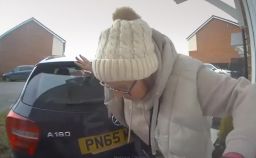Γυναίκα στριμώχνεται ανάμεσα στο αυτοκίνητό της και την πόρτα του σπιτιού της &#8211; Ξέχασε να τραβήξει χειρόφρενο