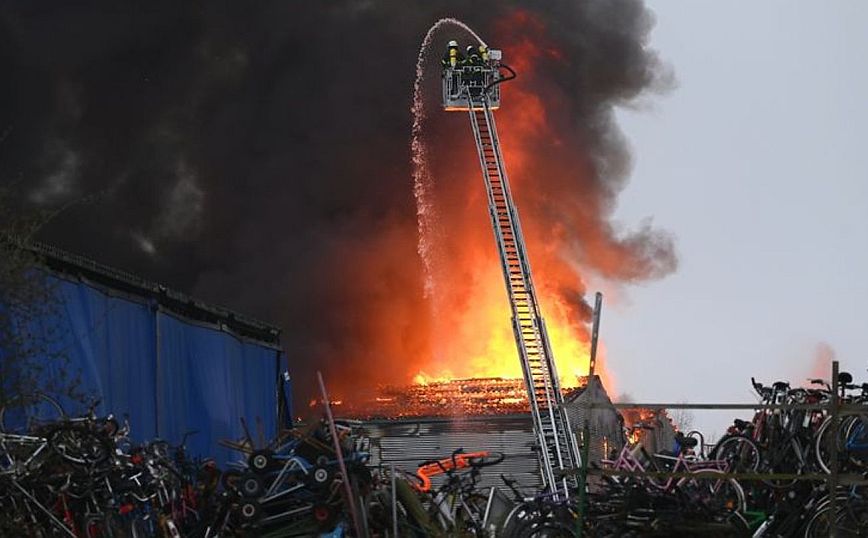 Πυρκαγιά σε αποθήκη στο Αμβούργο &#8211; Προειδοποίηση στους κατοίκους για πιθανές τοξίνες στον αέρα