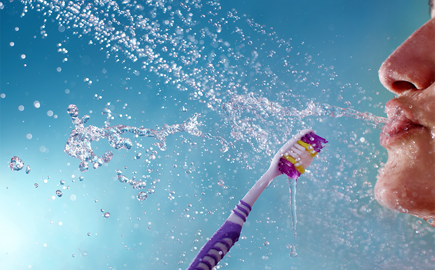 Γιατί δεν πρέπει να πλένουμε τα δόντια μας στο ντους &#8211; Οδοντίατροι αποκαλύπτουν