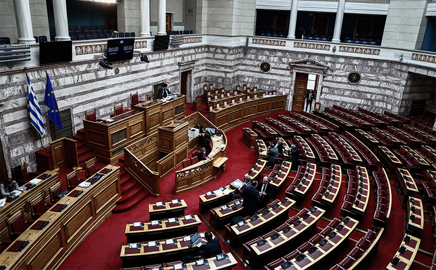 Βουλή: Ο Κώστας Τασούλας υποδέχεται τους νέους βουλευτές με δώρα