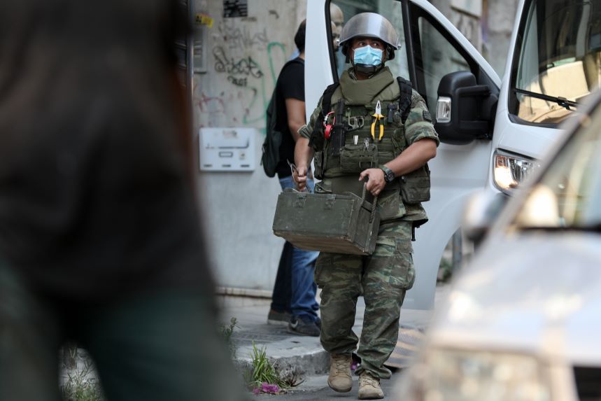 Χειροβομβίδα στη Γλυφάδα: Συνελήφθη 45χρονος ανθυπασπιστής του Λιμενικού &#8211; Βρέθηκαν αρκετά όπλα στο σπίτι του