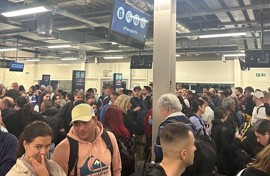 Βρετανία: Μεγάλες ουρές αναμονής με εκατοντάδες ανθρώπους στα αεροδρόμια Χίθροου και Γκάτγουικ του Λονδίνου