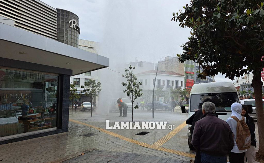 Φορτηγό στη Λαμία παρέσυρε κατά λάθος πυροσβεστικό κρουνό &#8211; Σιντριβάνι ύψους 10 μέτρων στο κέντρο της πόλης