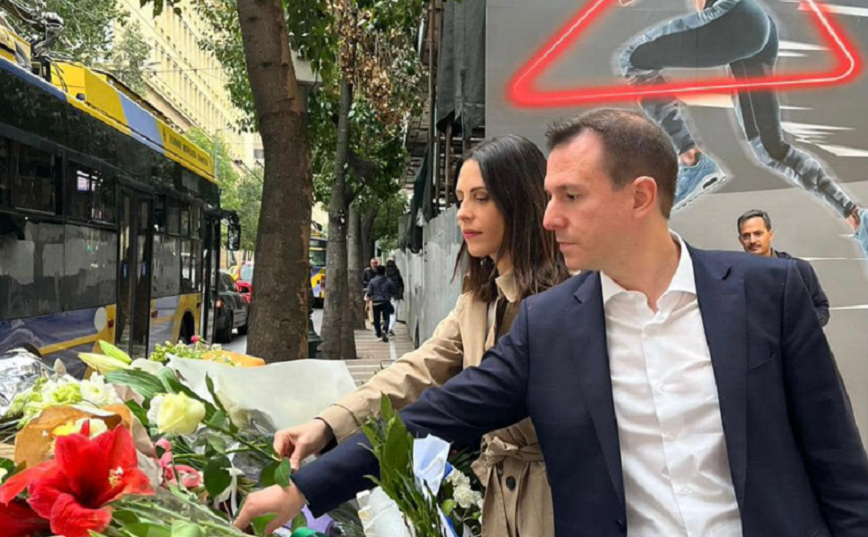 Τρεις υποψήφιοι του ΠΑΣΟΚ άφησαν λουλούδια ως φόρο τιμής στο μνημείο νεκρών της Marfin