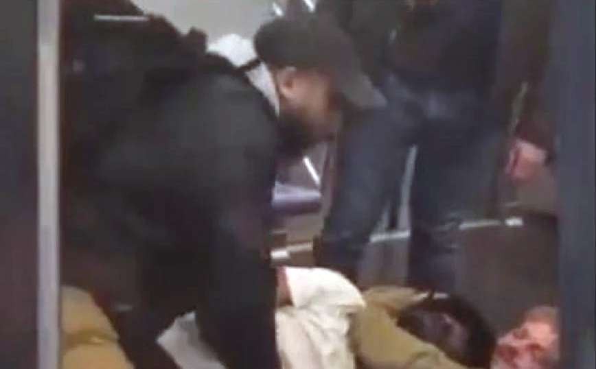 Άστεγος στραγγαλίστηκε μέχρι θανάτου στο μετρό της Νέας Υόρκης – Σκληρές εικόνες καταγράφηκαν από κινητό
