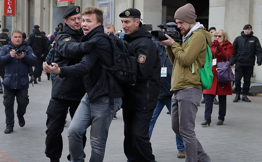 Το Παρίσι εκφράζει «τον αποτροπιασμό» του για την καταδίκη τριών δημοσιογράφων από τη λευκορωσική Δικαιοσύνη