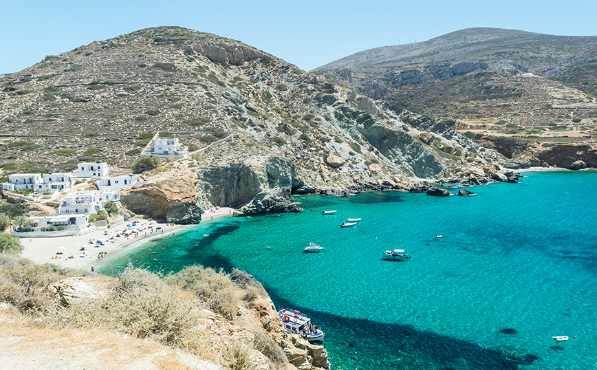 Το γνωστό ελληνικό νησί με τον «κρυφό επίγειο παράδεισο» &#8211; Απαράμιλλη αρχιτεκτονική και σμαραγδένια γαλάζια νερά