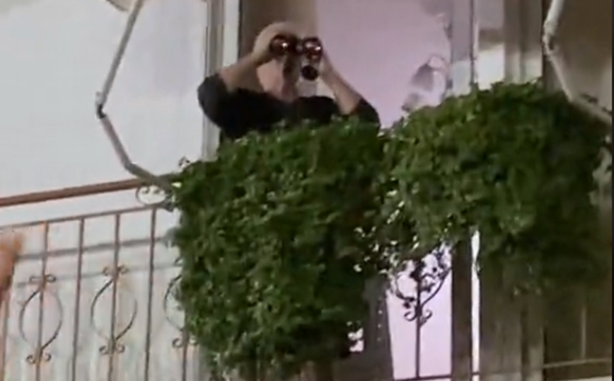 Viral στο TikTok η γιαγιά «κατάσκοπος» από το Αγρίνιο που παρακολουθεί με κιάλια από το μπαλκόνι