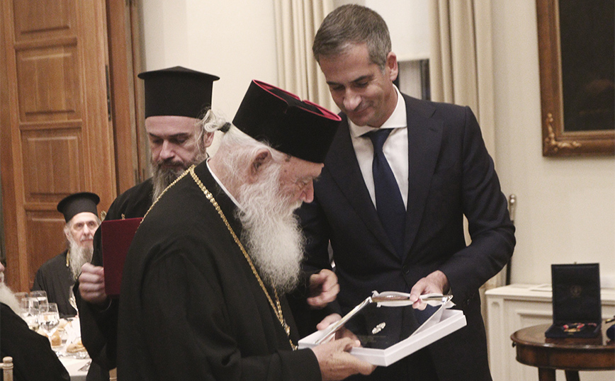 Ο Κώστας Μπακογιάννης υποδέχθηκε την αντιπροσωπεία των μοναχών που συνοδεύουν την εικόνα του «Άξιον Εστί»