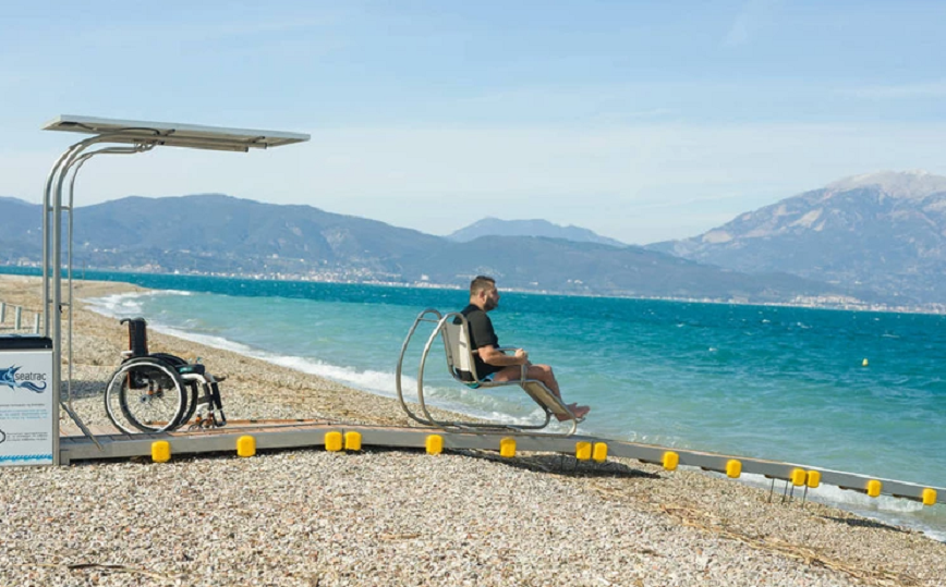 Washington Post: Η Ελλάδα έκανε 200 παραλίες προσβάσιμες σε άτομα με κινητικά προβλήματα
