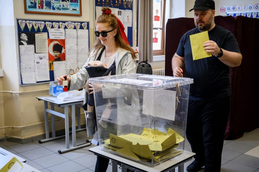 Ευτράπελα στις εκλογές στην Τουρκία: Ψηφοφόρος πάνω σε φορείο και γυναίκα συνοδευόμενη από αρνί