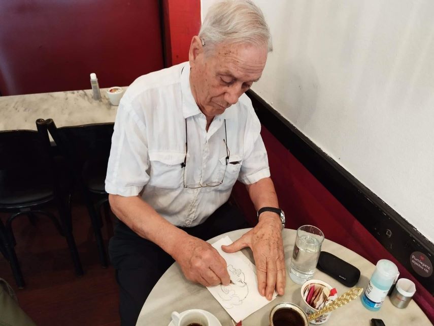 Αυτοδίδακτος σκιτσογράφος και ταχυδακτυλουργός ετών 90 εκθέτει τα πορτρέτα του και «μαγεύει» τους επισκέπτες