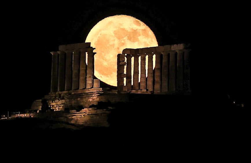 Το Φεγγάρι της Φράουλας: Εντυπωσιακές φωτογραφίες από το ναό του Ποσειδώνα στο Σούνιο