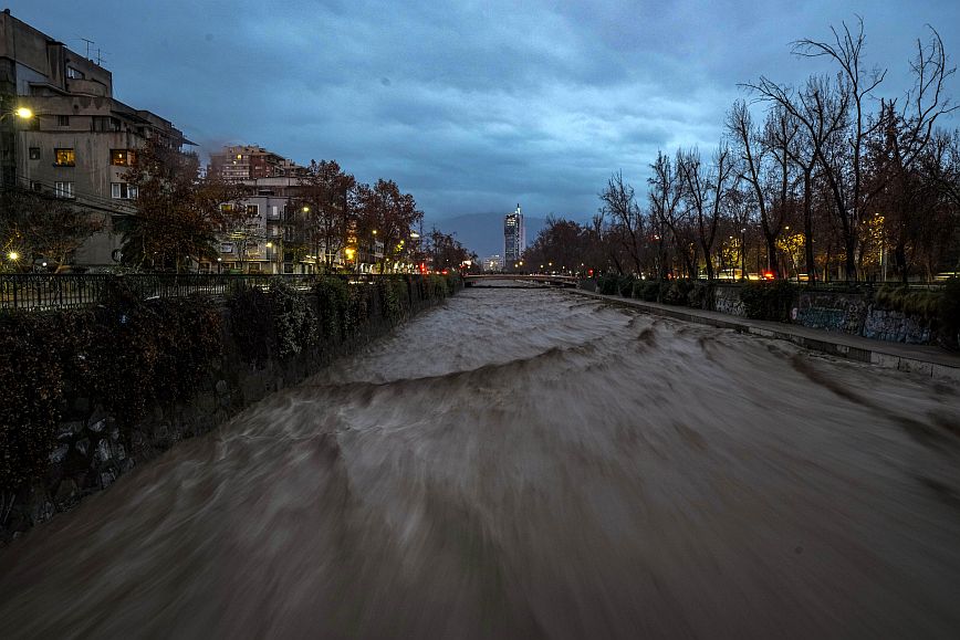 Δύο νεκροί και τρεις αγνοούμενοι λόγω των πλημμυρών που σαρώνουν τη Χιλή