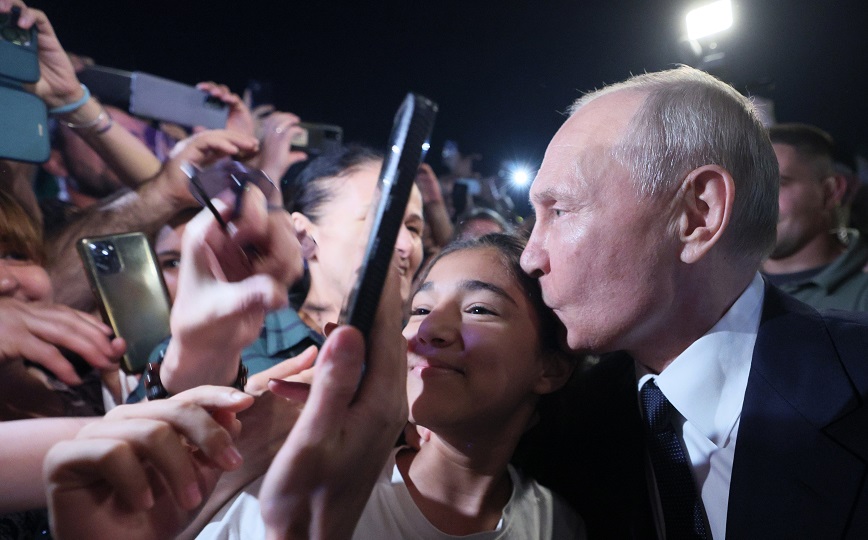 Ο Πούτιν εμφανίστηκε ως «ροκ σταρ» στο Νταγκεστάν &#8211; Σωσίας του Ρώσου προέδρου ή «κλείσιμο του ματιού» στον Καντίροφ