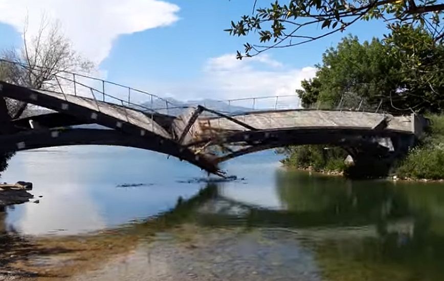 Κατέρρευσε ξύλινη γέφυρα σε πάρκο της Άρτας: Η στιγμή καταγράφηκε σε βίντεο &#8211; «Λόγω φθοράς», λέει ο Δήμος