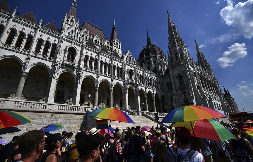 Ουγγαρία: Ο πρεσβευτής των ΗΠΑ κατήγγειλε την «ομοφοβική και οπορτουνιστική» πολιτική της κυβέρνησης Όρμπαν
