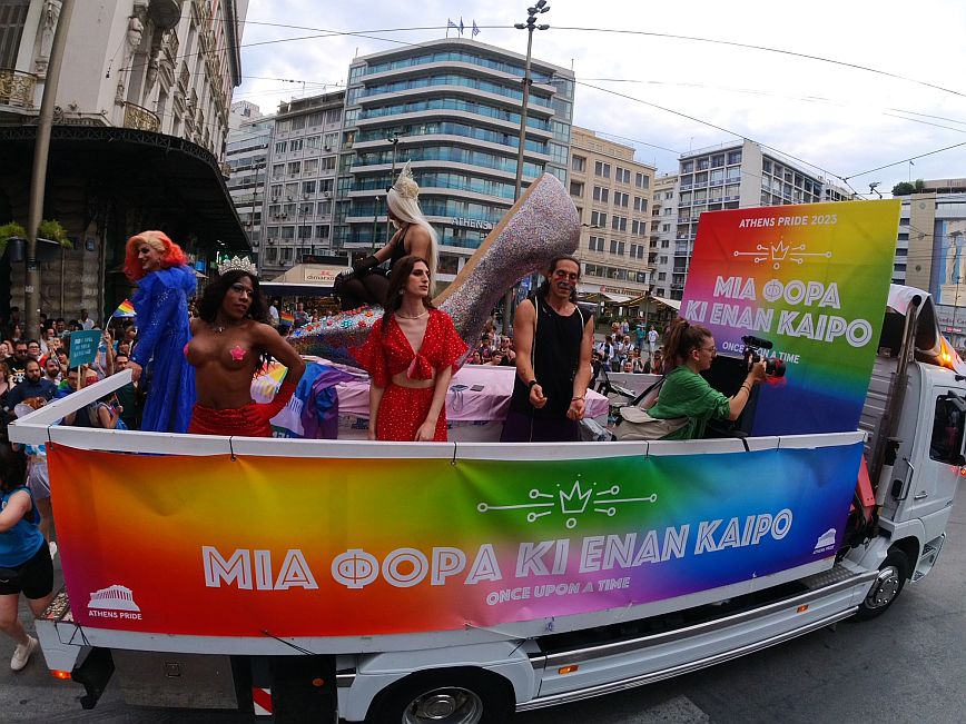 Athens Pride 2023: Εντυπωσιακές εικόνες από τη μεγάλη παρέλαση με κεντρικό σύνθημα «μία φορά κι έναν καιρό»