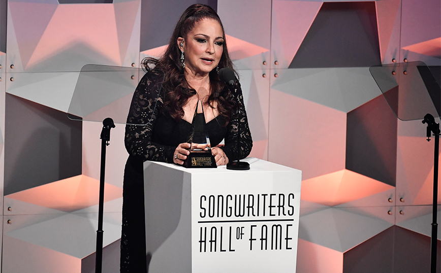 Η Γκλόρια Εστέφαν γράφει ιστορία ως η πρώτη Λατίνα που εισάγεται στο «Hall of Fame» των τραγουδοποιών