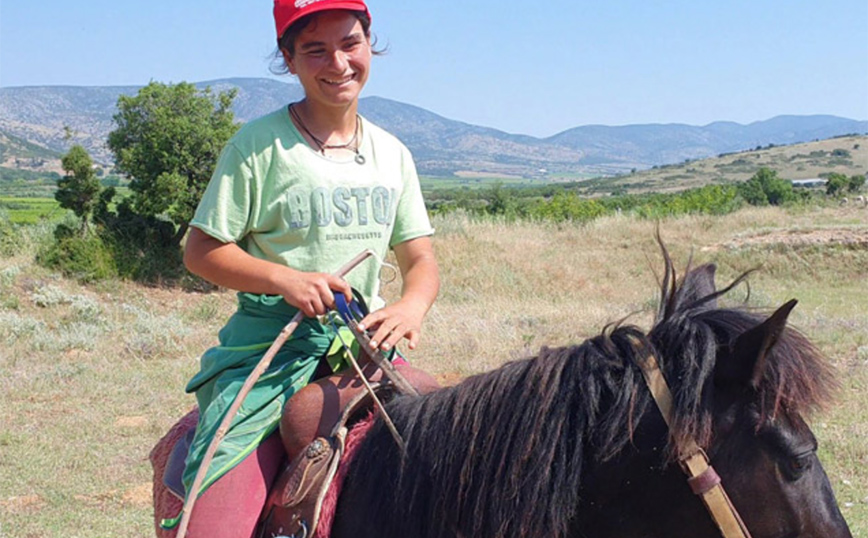 Η 21χρονη αμαζόνα από τον Τύρναβο που ιππεύει άλογα και βόσκει 600 πρόβατα &#8211; Το βίντεο που έγινε viral