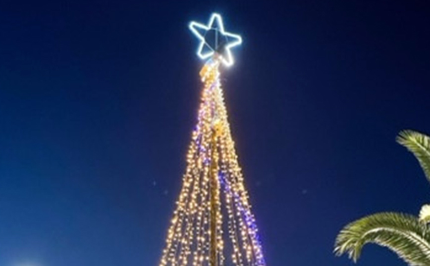 Το φωταγωγημένο Χριστουγεννιάτικο δέντρο… μήνα Ιούνιο στην Κρήτη