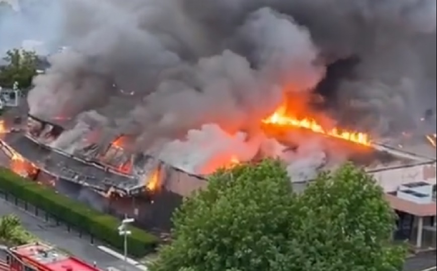 Κάηκε ολοσχερώς εμπορικό κέντρο έξω από το Παρίσι κατά τη διάρκεια των επεισοδίων