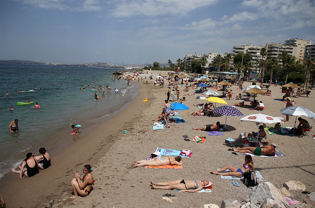 Γέμισαν οι παραλίες την Κυριακή των εκλογών: Οι Αθηναίοι και οι Θεσσαλονικείς «ψήφισαν» θάλασσα