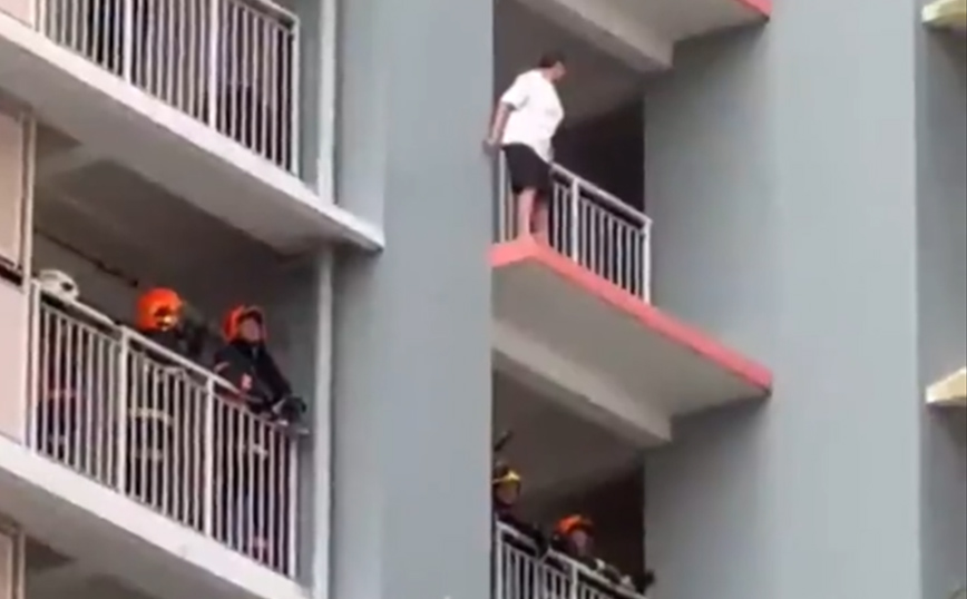 Εντυπωσιακό βίντεο με την επιχείρηση πυροσβεστών στη Σιγκαπούρη &#8211; Έσωσαν γυναίκα μέσα σε ελάχιστα δευτερόλεπτα