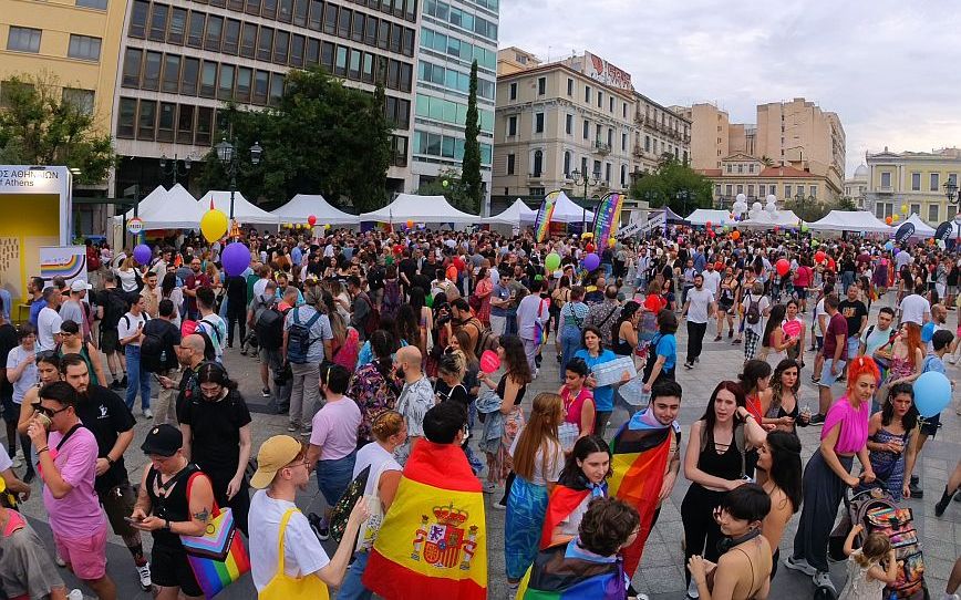 Athens Pride 2023: Ξεκινά σε λίγα λεπτά η μεγάλη παρέλαση  &#8211; Πλήθος κόσμου στο κέντρο της Αθήνας