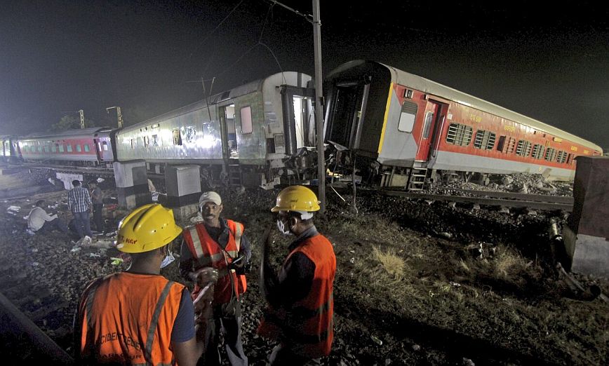 Ινδία: Σε βλάβη του συστήματος σηματοδότησης αποδίδεται η σιδηροδρομική τραγωδία