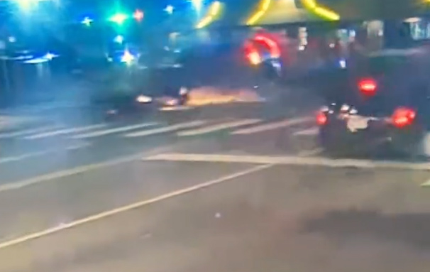 Η στιγμή που οδηγός SUV παραβιάζει το κόκκινο και σκοτώνει πέντε νεαρές γυναίκες στη Μινεσότα των ΗΠΑ