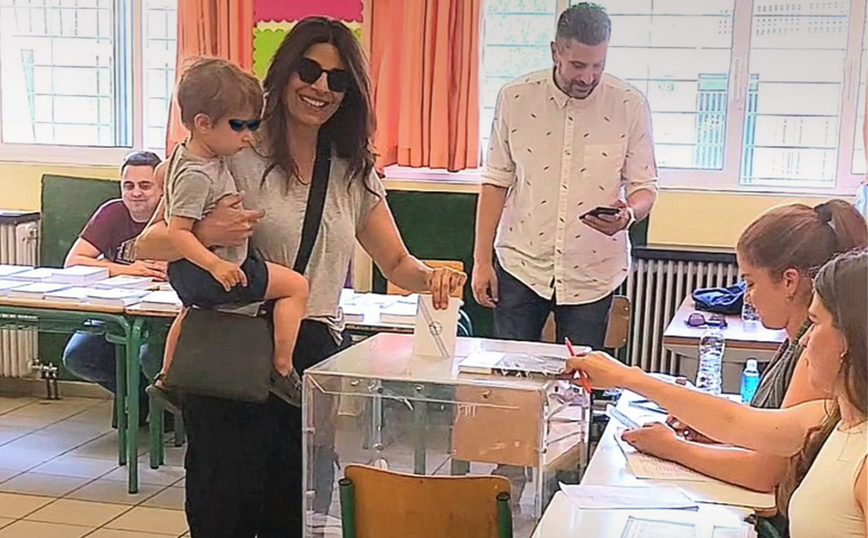 Εκλογές 2023: Η Πόπη Τσαπανίδου στην κάλπη αγκαλιά με το εγγόνι της