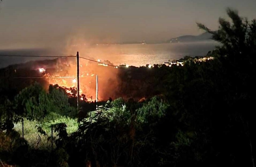Μεγάλη φωτιά τώρα στην Κεφαλονιά &#8211; Καίει κοντά σε κατοικημένη περιοχή
