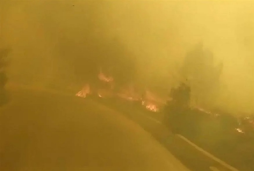 Φωτιά στη Ρόδο: «Καίγονται τα παράθυρα, μην σταματήσεις για κανένα λόγο» &#8211; Η στιγμή που εθελοντές περνούν μέσα από τις φλόγες