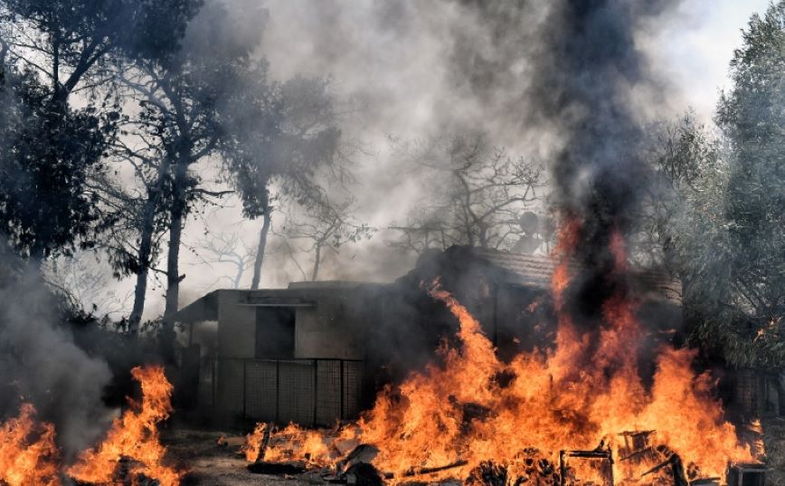 Φωτιές σε Λουτράκι &#8211; Δερβενοχώρια: Επιδείνωση λόγω εύφλεκτων υλικών στα καμένα δάση – Η πρόβλεψη του Meteo