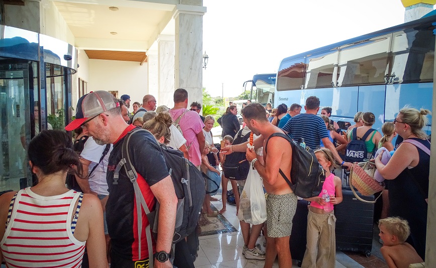 Φωτιά στη Ρόδο: Σε λειτουργία το Help Desk του υπουργείου Εξωτερικών για τους τουρίστες στο νησί