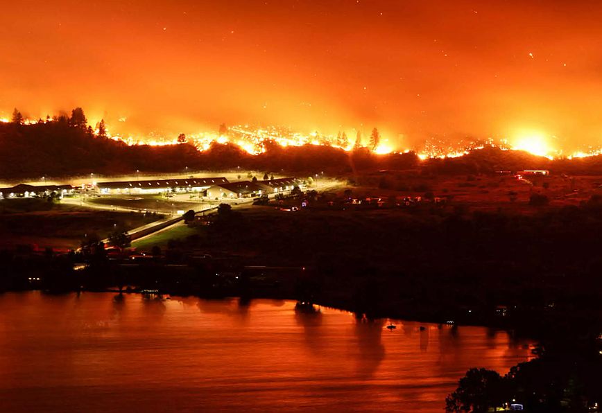 Πόλη που βρίσκεται στα σύνορα Καναδά και ΗΠΑ εκκενώνεται λόγω μεγάλης δασικής πυρκαγιάς  &#8211; Απόκοσμες εικόνες