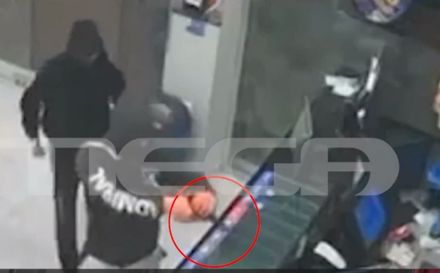 Βίντεο ντοκουμέντο από ληστεία σε κατάστημα στο Περιστέρι: Ληστές απειλούν με όπλο την υπάλληλο