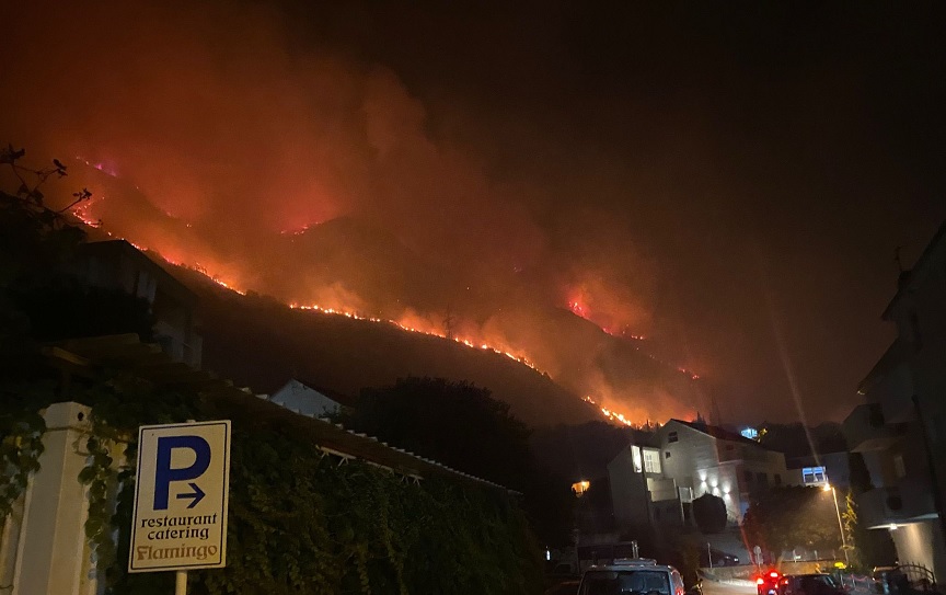 Στις φλόγες και η Κροατία: Φωτιά εξαπλώνεται κοντά στο τουριστικό θέρετρο Ντουμπρόβνικ