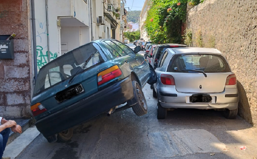 Απίστευτο τροχαίο στο Ρέθυμνο: Προσπάθησε να περάσει στενή οδό και με το αμάξι του «καβάλησε» άλλο όχημα