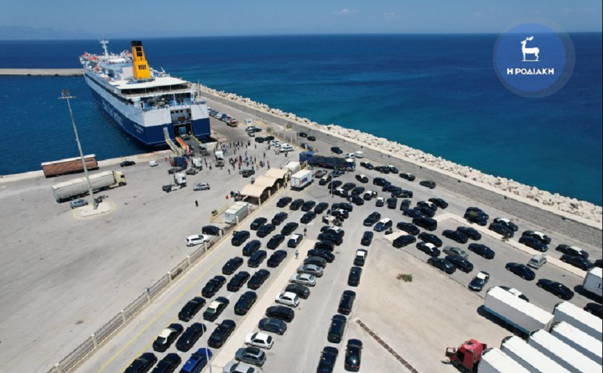 Ένταση στο λιμάνι της Ρόδο με οδηγούς ταξί που εμποδίζουν την αποβίβαση αυτοκινήτων εταιρίας