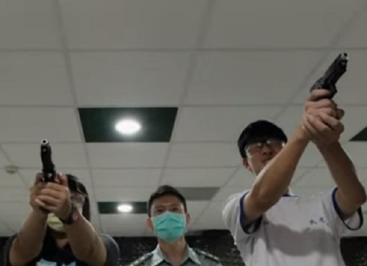Ταϊβάν: Εκπαιδεύουν μαθητές λυκείου να πυροβολούν λόγω της κινέζικης απειλής – Δημιούργησαν πεδίο βολής σε σχολείο