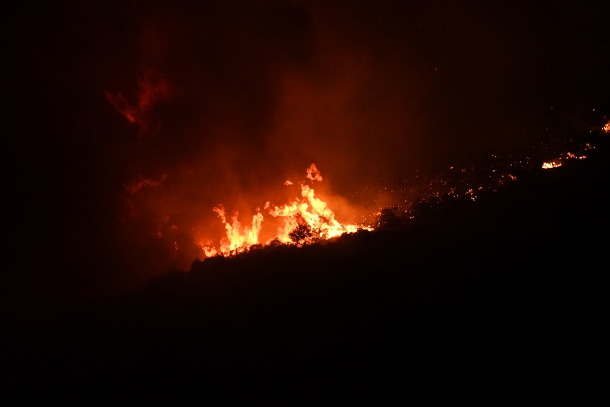 Μεγάλη φωτιά στην Άρτα – Απειλήθηκε ο οικισμός Ανωγειατά